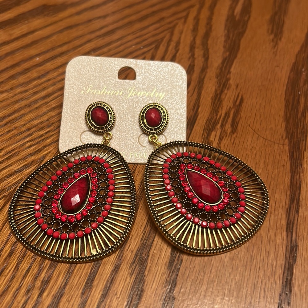 NWOT WOMEN FASHION JEWELRY BLACK GOLDTONE RED BEAD DANGLING EARRING.